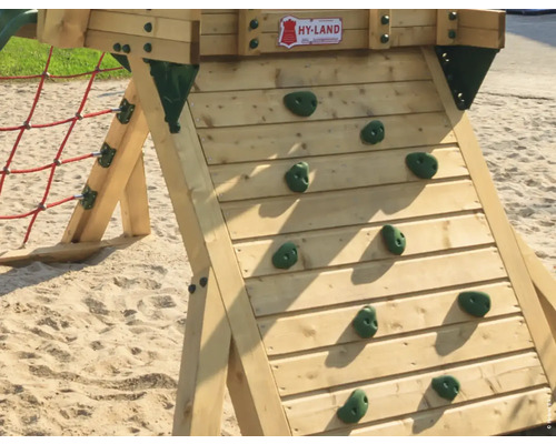 Mur d''escalade en bois avec prises d''escalade faisant partie d''une aire de jeux