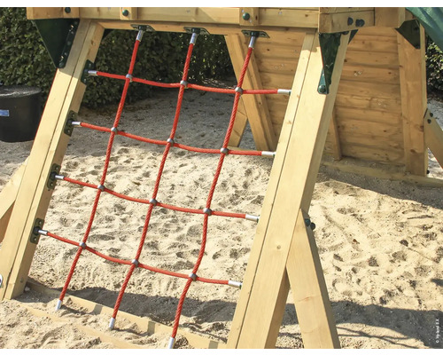 Filet d''escalade en corde sur une tour de jeux en bois