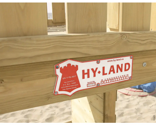 Hy-Land Logo auf einem Spielplatzgerät aus Holz