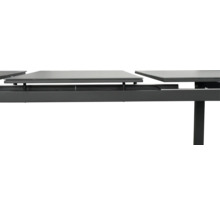 Detailansicht eines Gartentisches mit Ausziehfunktion und Tischbeinen