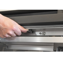 Detailaufnahme einer Hand, die einen Fensterverschluss bedient