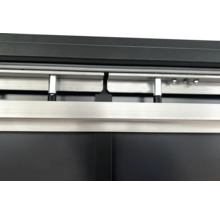 Detailansicht einer Schiebetür mit Metallelementen