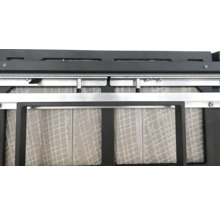 Detailansicht einer Fliesenschneidmaschine mit Fliesen