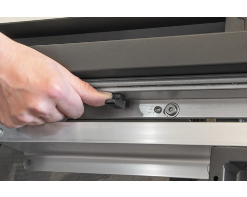 Detailansicht eines Insektenschutzrollos mit Bedienungselement