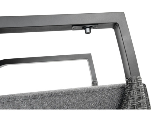 Detailansicht eines Gartenmöbels mit Metallrahmen und grauer Polsterung