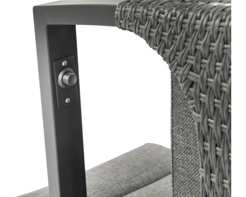 Detailaufnahme eines Gartenstuhls mit Metallrahmen und geflochtener Rückenlehne