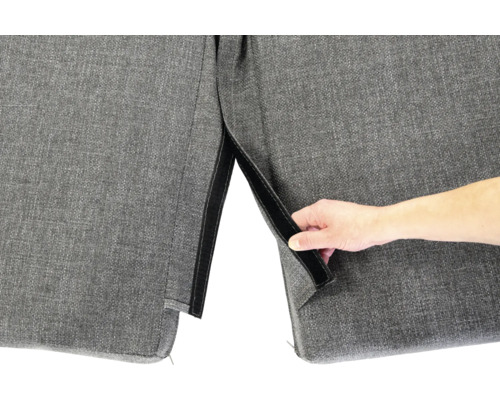 Detailaufnahme eines grauen Möbelbezugs mit Klettverschluss