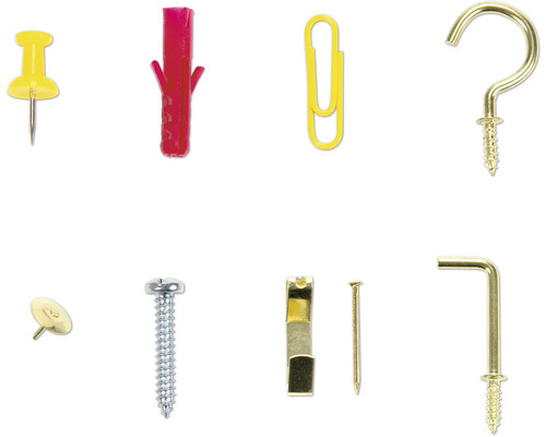 Sortiment an Büro- und Befestigungsmaterialien, darunter Reißzwecken, Dübel, Büroklammer, Schraube und Haken