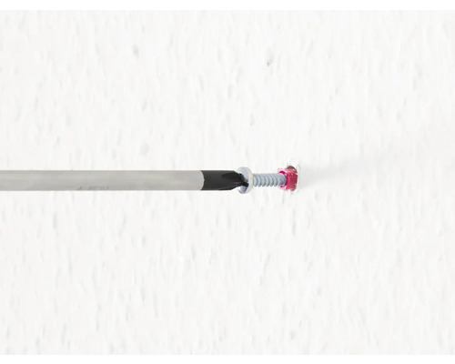 Schraube wird mit Schraubendreher in die Wand gedreht