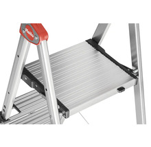 Detailaufnahme einer Aluminium Trittleiter mit geriffelten Stufen von Hailo