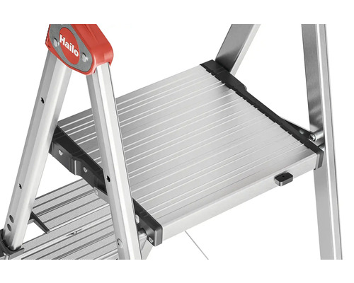 Detailaufnahme einer Aluminium Trittleiter mit geriffelten Stufen von Hailo