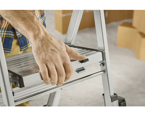 Eine Person bedient einen Klapptritt aus Aluminium.