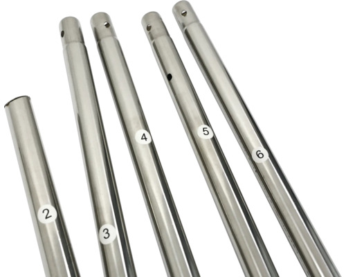 Plusieurs barres métalliques argentées avec des autocollants numérotés.