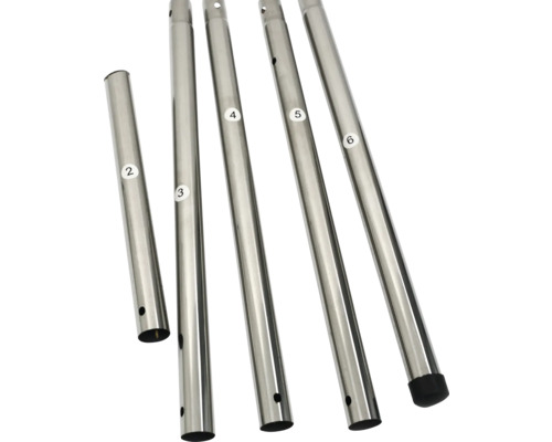 Plusieurs tiges métalliques argentées de différentes longueurs avec des trous et des numéros