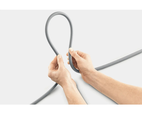 Une personne tient un tuyau gris dans ses mains.