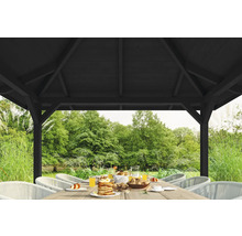 Scène de jardin avec pavillon, table à manger et chaises à l''extérieur