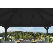 Scène d''une terrasse de jardin avec pavillon, table, chaises et vue sur un lac