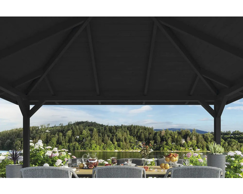 Szene einer Gartenterrasse mit Pavillon, Tisch, Stühlen und Blick auf einen See