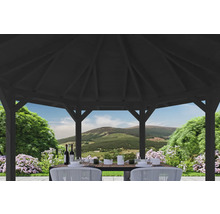 Scène dans un pavillon de jardin avec une table dressée et vue sur la nature