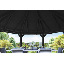 Vue intérieure d''un pavillon de jardin avec toit en bois et table à manger