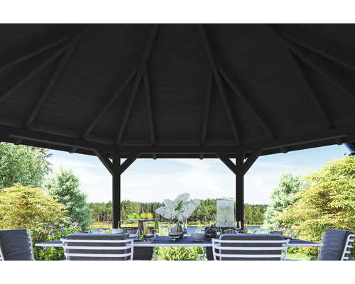 Vue intérieure d''un pavillon de jardin avec toit en bois et table à manger