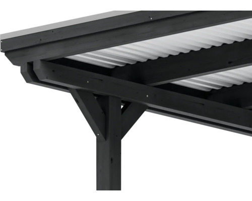 Detailansicht einer Holzpergola mit Metalldach