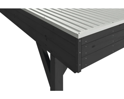 Detailansicht einer Gartenhauskonstruktion mit Holzpfosten und Metalldach