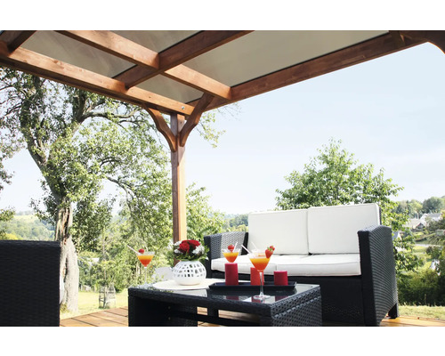 Terrasse couverte avec mobilier de jardin et décoration