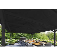 Terrasse couverte avec table à manger et barbecue en arrière-plan