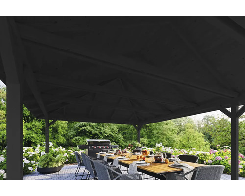 Terrasse couverte avec table à manger et barbecue en arrière-plan