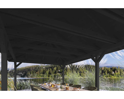 Holzpavillon mit Tisch und Stühlen im Aussenbereich mit Blick auf den See