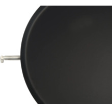 Vue partielle d''une plaque de grill ronde avec poignée