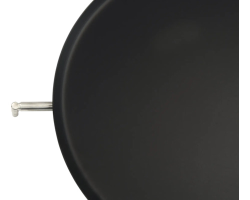 Vue partielle d''une plaque de grill ronde avec poignée