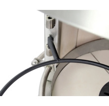 Gros plan d''un tournevis sur une pièce métallique