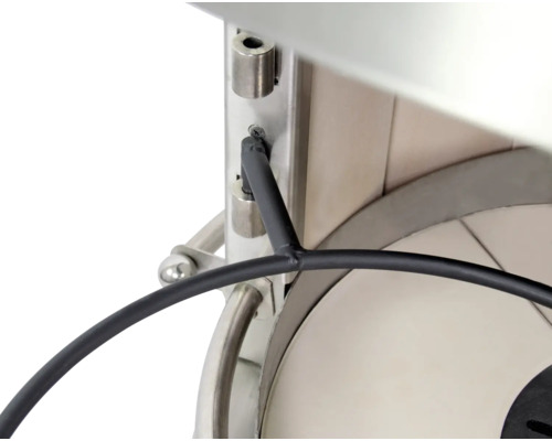 Gros plan d''un tournevis sur une pièce métallique