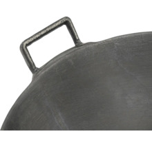 Vue détaillée d''une poêle à frire en fonte avec poignée