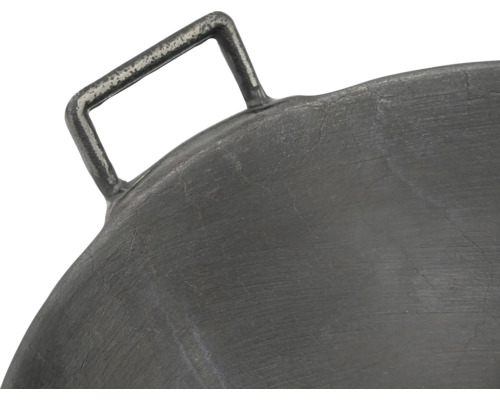 Vue détaillée d''une poêle à frire en fonte avec poignée