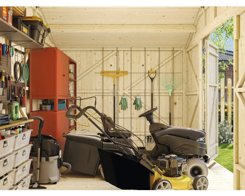 Organisierter Geräteschuppen mit Werkzeugen, Rasenmähern und Aufbewahrungssystemen