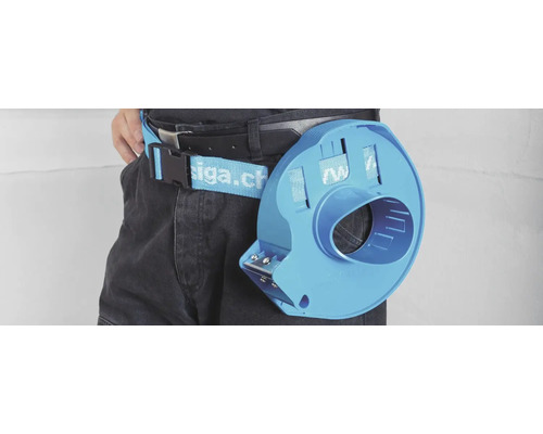 Person mit einem blauen Klebebandabroller am Gürtel