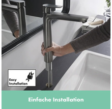 Installation einer Armatur im Badezimmerwaschbecken