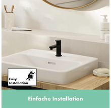 Waschbecken mit schwarzer Armatur im Badezimmer