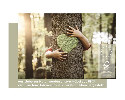 Ein Kind umarmt einen Baum mit einem grünen Herz aus Moos. FSC Siegel für verantwortungsvolle Forstwirtschaft.