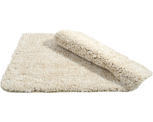 Tapis de bain beige, partiellement enroulé