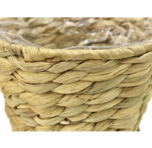 Gros plan d''un panier à plantes en matériau naturel tressé