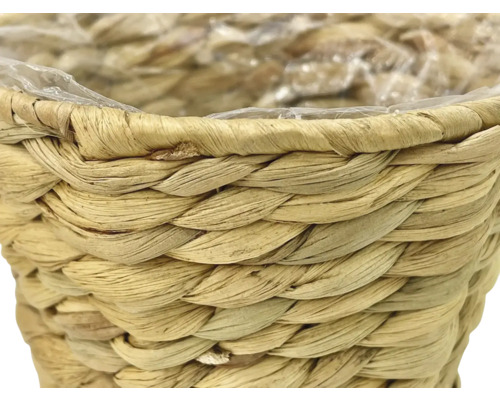 Gros plan d''un panier à plantes en matériau naturel tressé