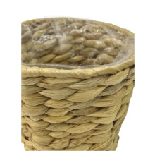Pot de fleurs en matériau naturel tressé avec insert en plastique