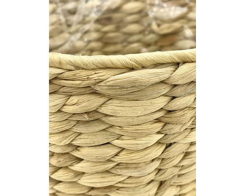 Gros plan d''un panier tressé en matériaux naturels