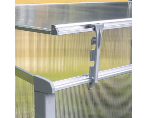 Vue détaillée d''une serre avec plaques en polycarbonate et cadre en aluminium.