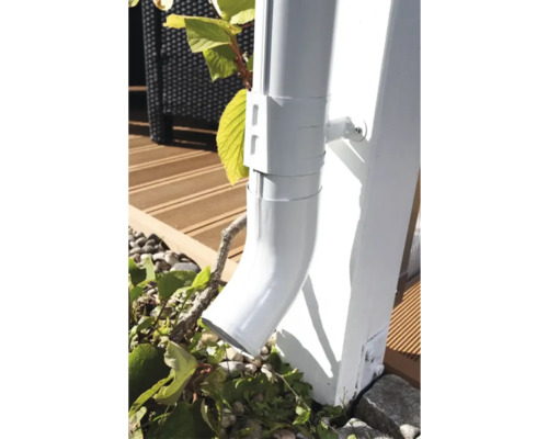 Gros plan d''un système de gouttière en plastique monté sur une maison