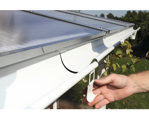 Installation d''une gouttière en plastique sur un toit.